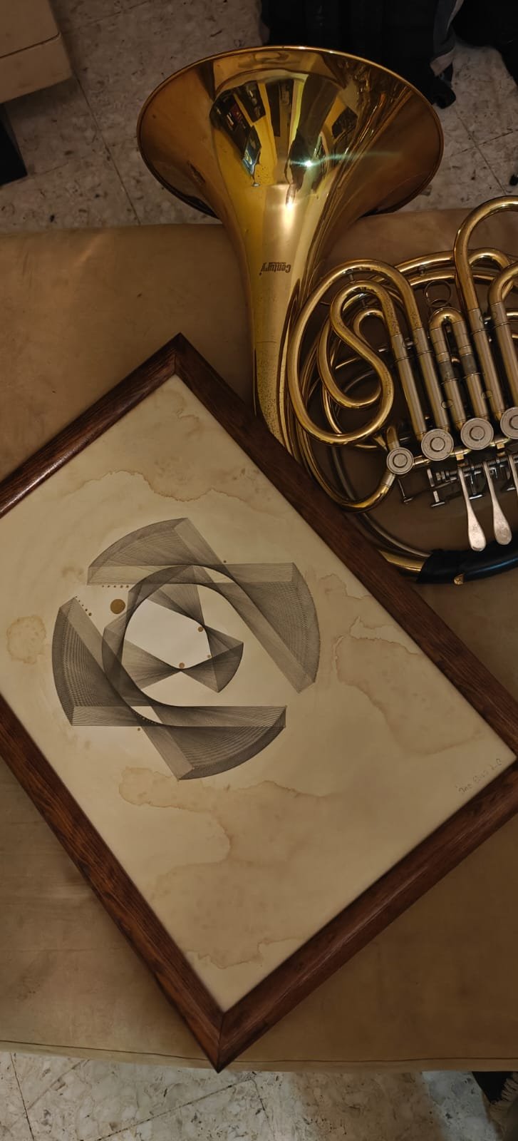 Geometria personalizada sobre papel de café con instrumento musical a lado