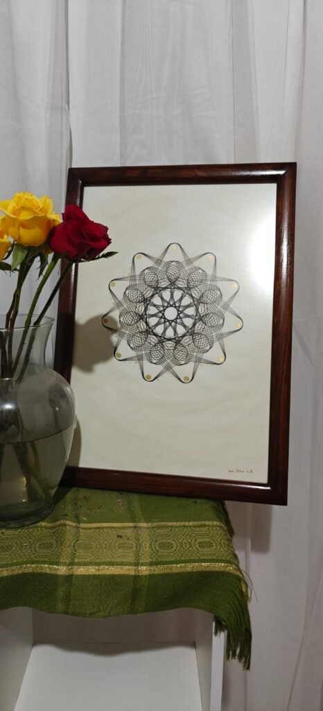 Geometria personalizada con jarrón de rosas de colores sobre mesa