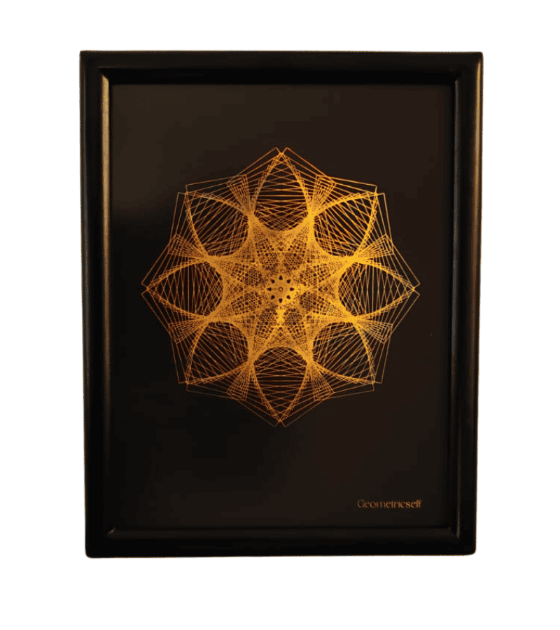 Geometria personalizada sobre fondo negro y tinta holográfica