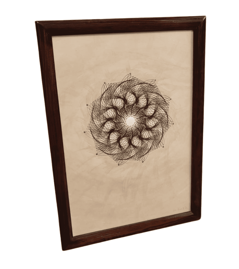 Geometria personalizada sobre papel de café con marco de madera negro