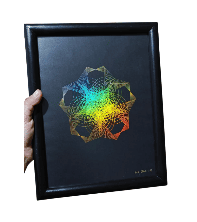 Geometria personalizada sobre fondo negro con tinta holografica de colores y marco de madera negro