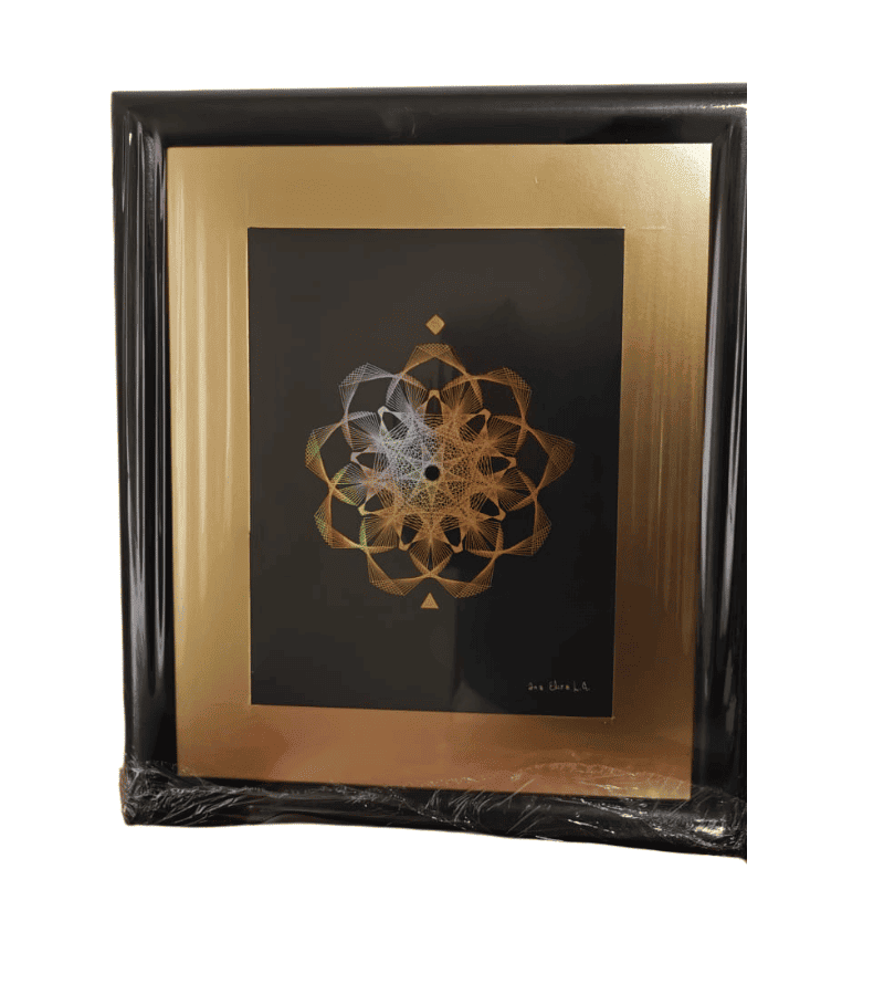 Geometria personalizada sobre papel negro y orilla dorada