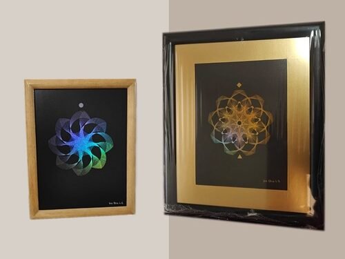 Dos cuadros de geometría personalizada holográfica en diferentes tamaños.