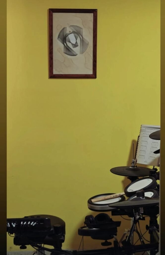 Geometría personal en tinta en pared de color amarillo.