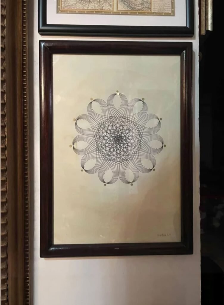 Cuadro de geometría en tinta sobre pared que decora casa.