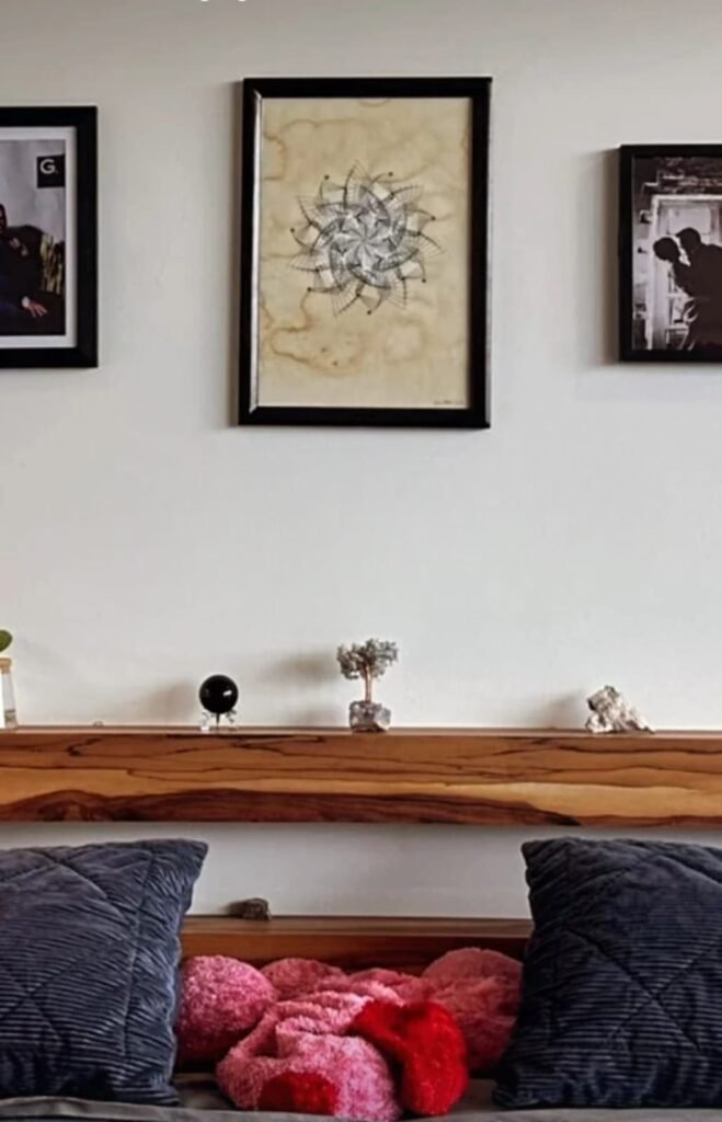 Geometría personal en tinta basada en numerología colocada en sala moderna con elementos decorativos.