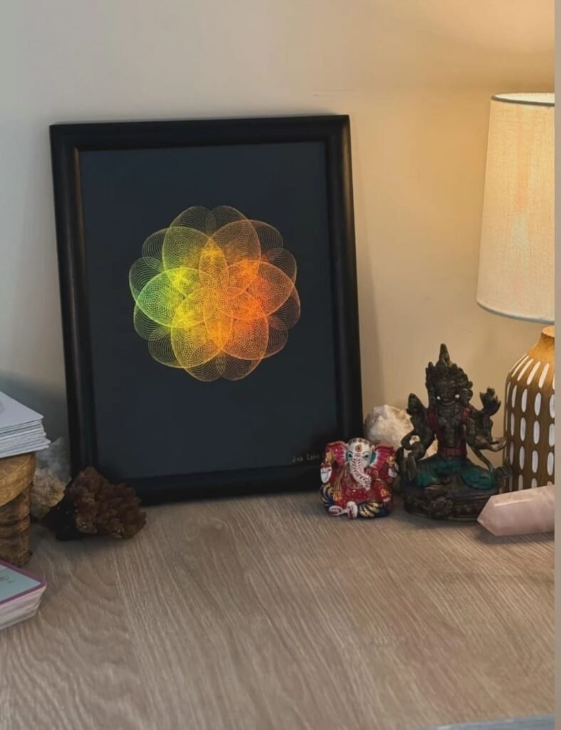 Geometría personal holográfica enmarcada sobre mesa con decoración espiritual y elementos como figuras y cristales.