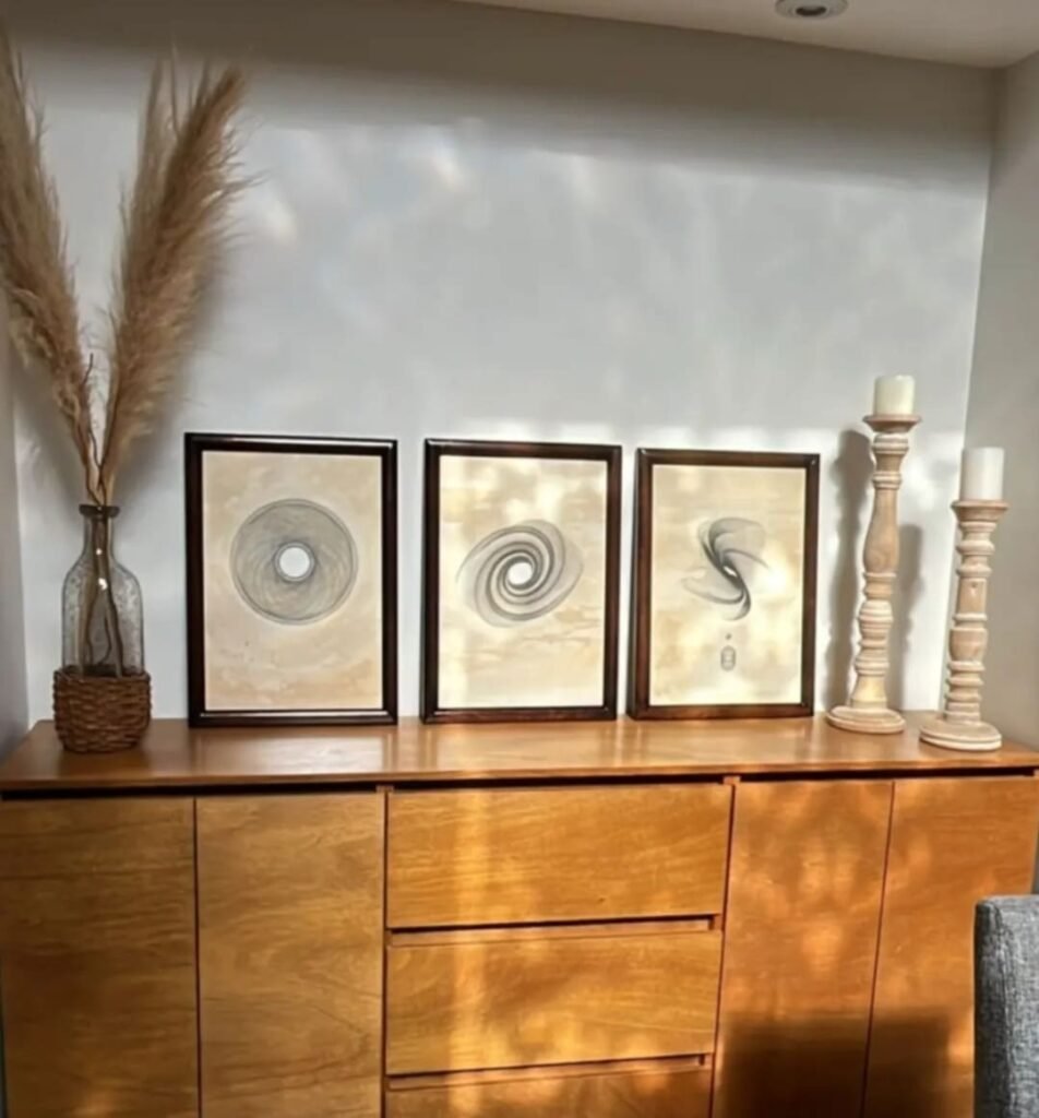 Tres geometrías personales en tinta basadas en numerología colocadas en decoración de sala con estilo natural