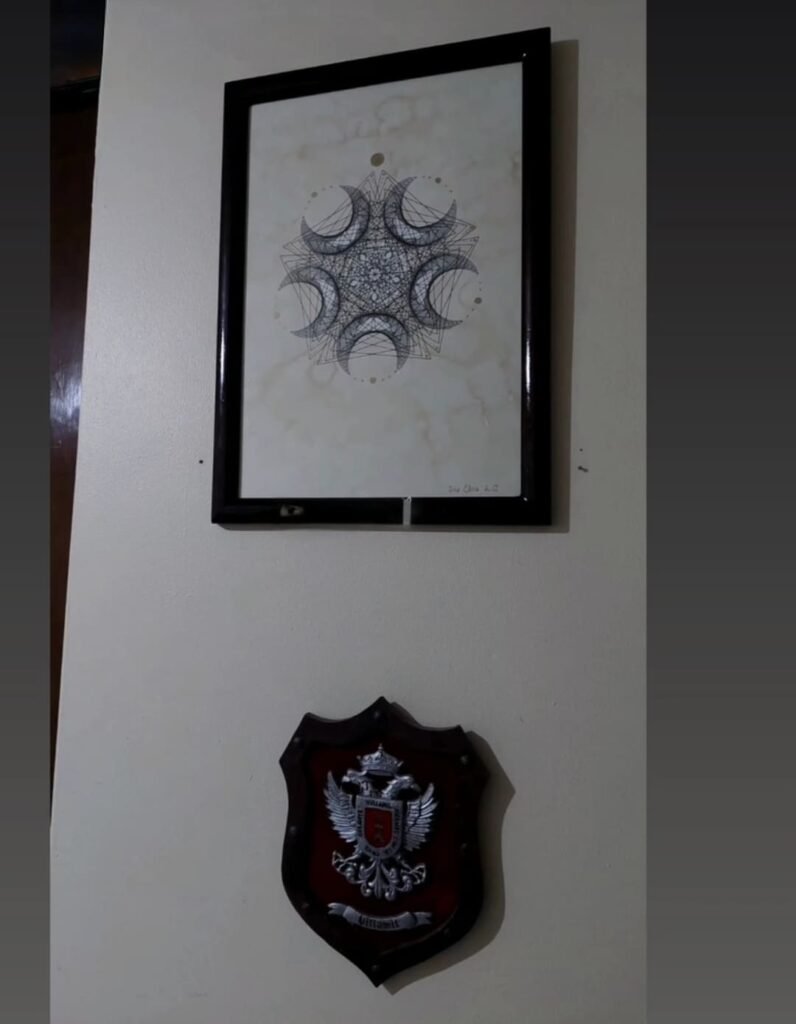 Geometría personal en tinta basada en numerología colocada en pared como decoración minimalista